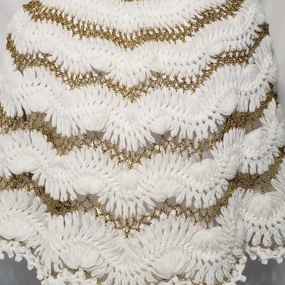 Vintage White & Gold Lurex cottagecore shawl - Picture 9 of 9